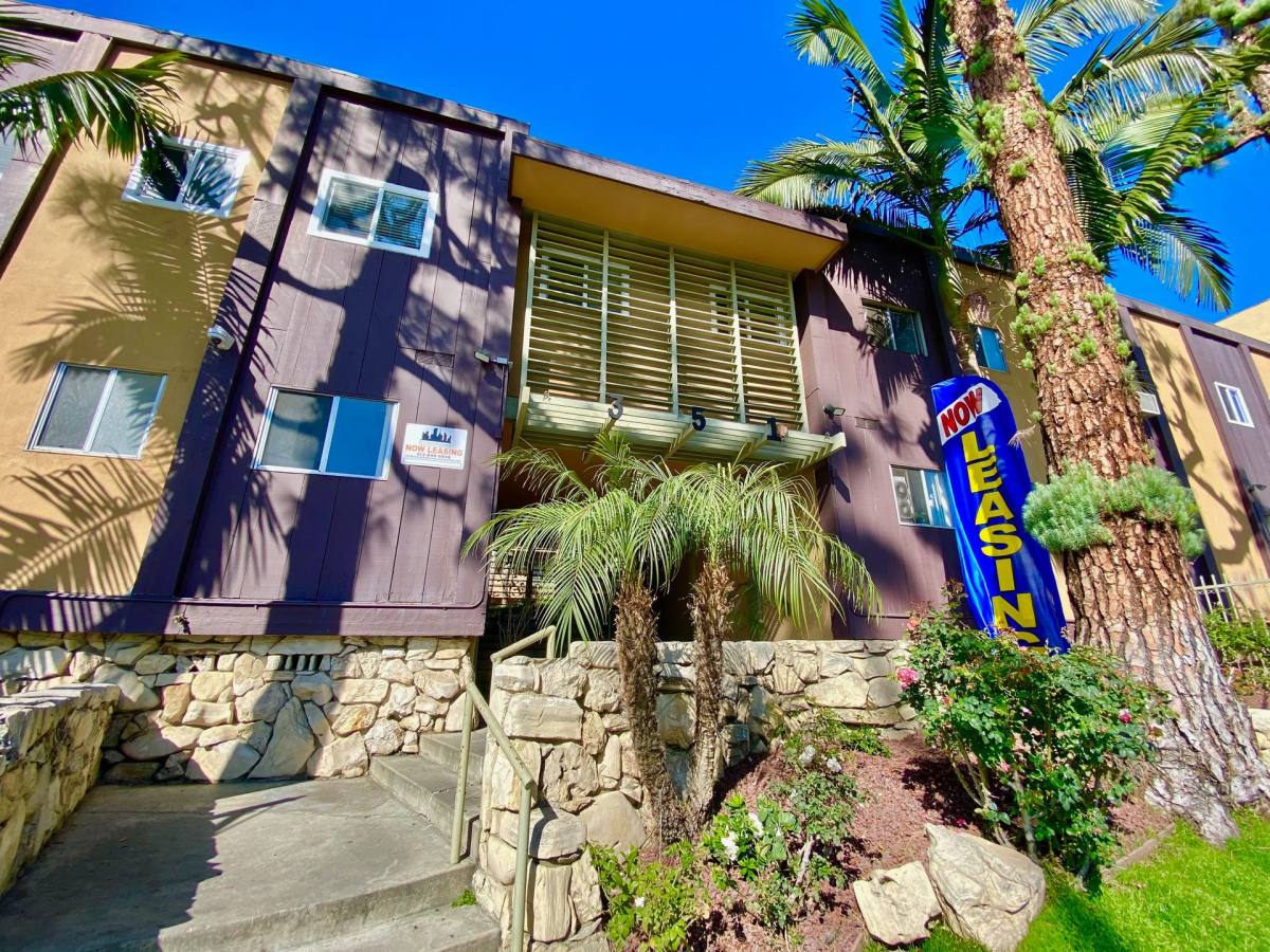 Apartment for rent at 351 S Manhattan Place, Los Angeles, CA 90020