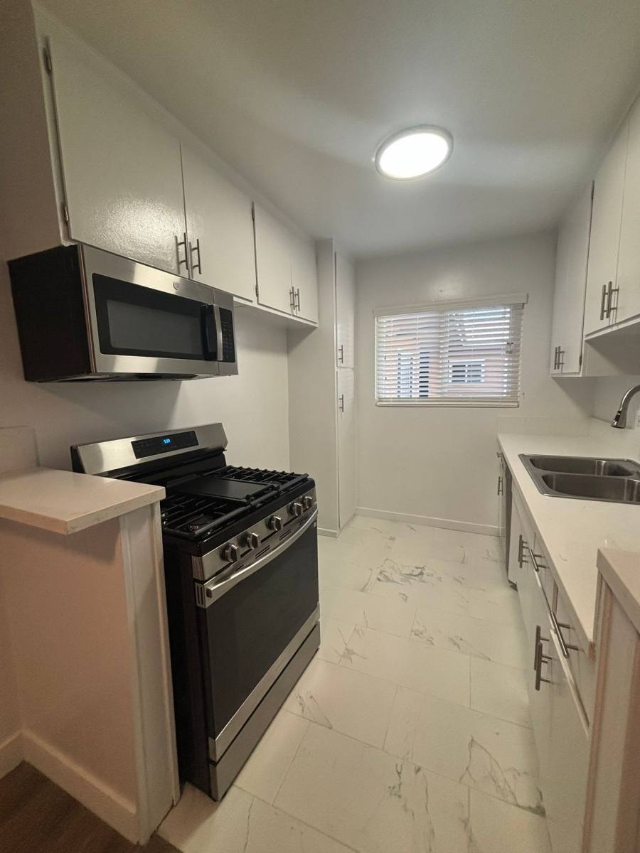 Apartment for rent at 351 S Manhattan Place, Los Angeles, CA 90020