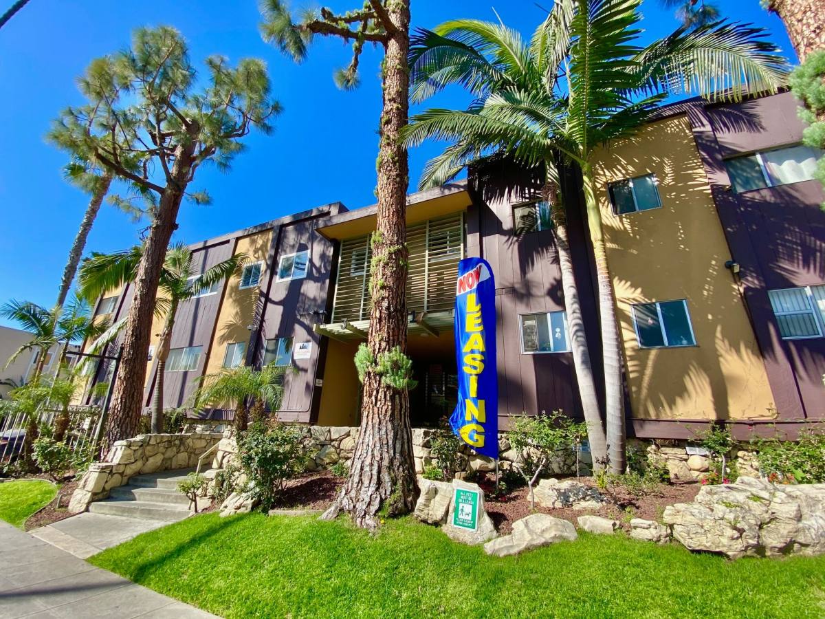 Apartment for rent at 351 S Manhattan Place, Los Angeles, CA 90020