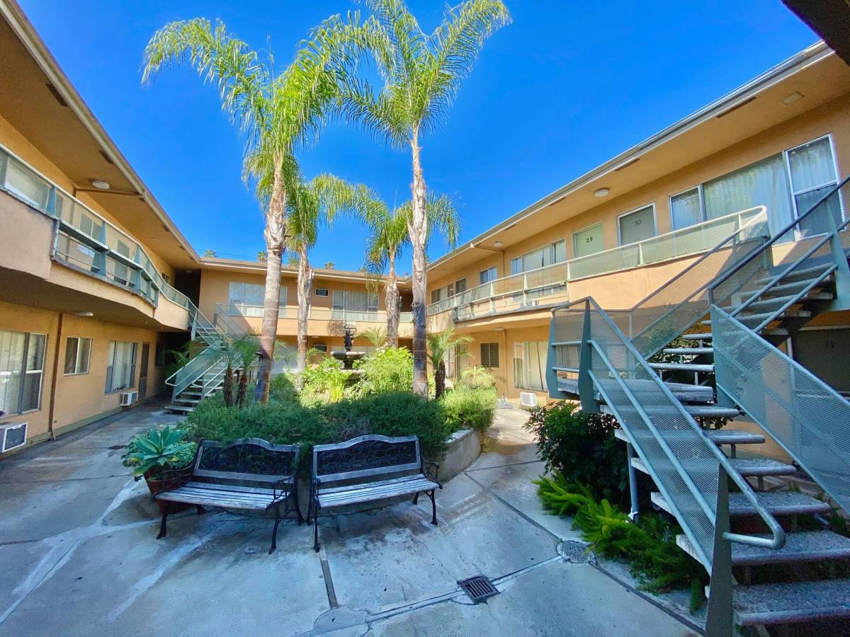 Apartment for rent at 351 S Manhattan Place, Los Angeles, CA 90020