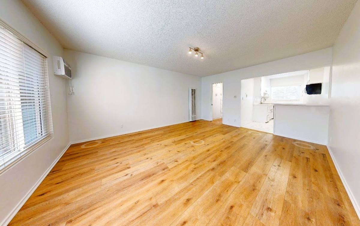 Apartment for rent at 351 S Manhattan Place, Los Angeles, CA 90020