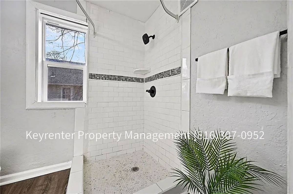 House for rent at 410 E Kansas Ave, Independence, MO 64050