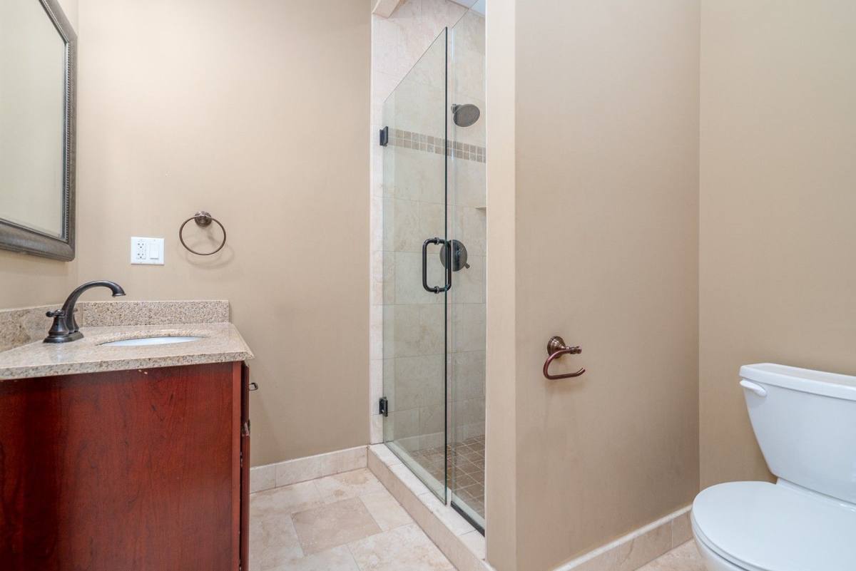 Apartment for rent at 963-973 E 61st St, Chicago, IL 60637