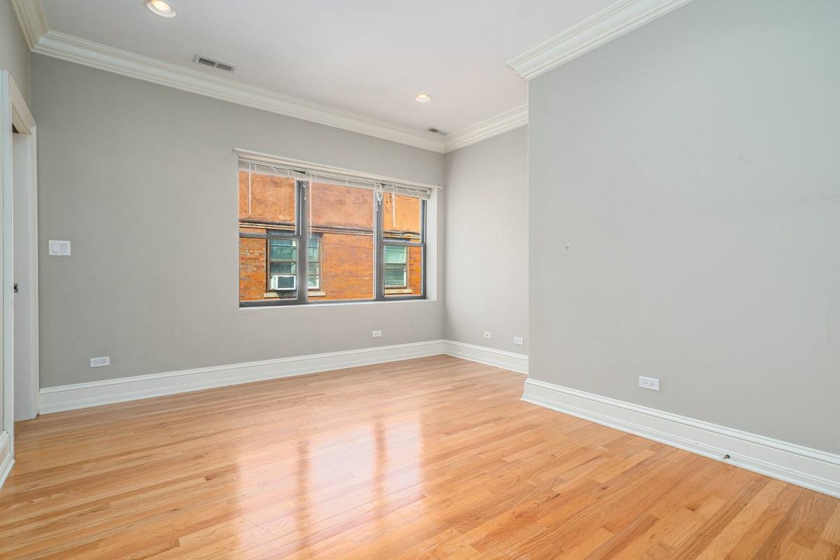 Apartment for rent at 963-973 E 61st St, Chicago, IL 60637