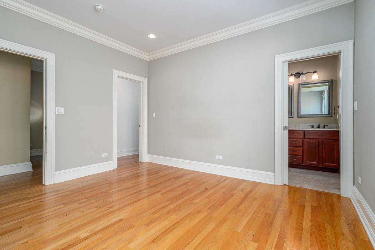 Apartment for rent at 963-973 E 61st St, Chicago, IL 60637