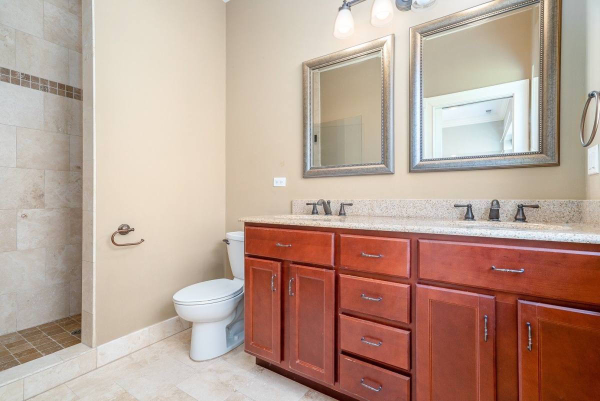 Apartment for rent at 963-973 E 61st St, Chicago, IL 60637