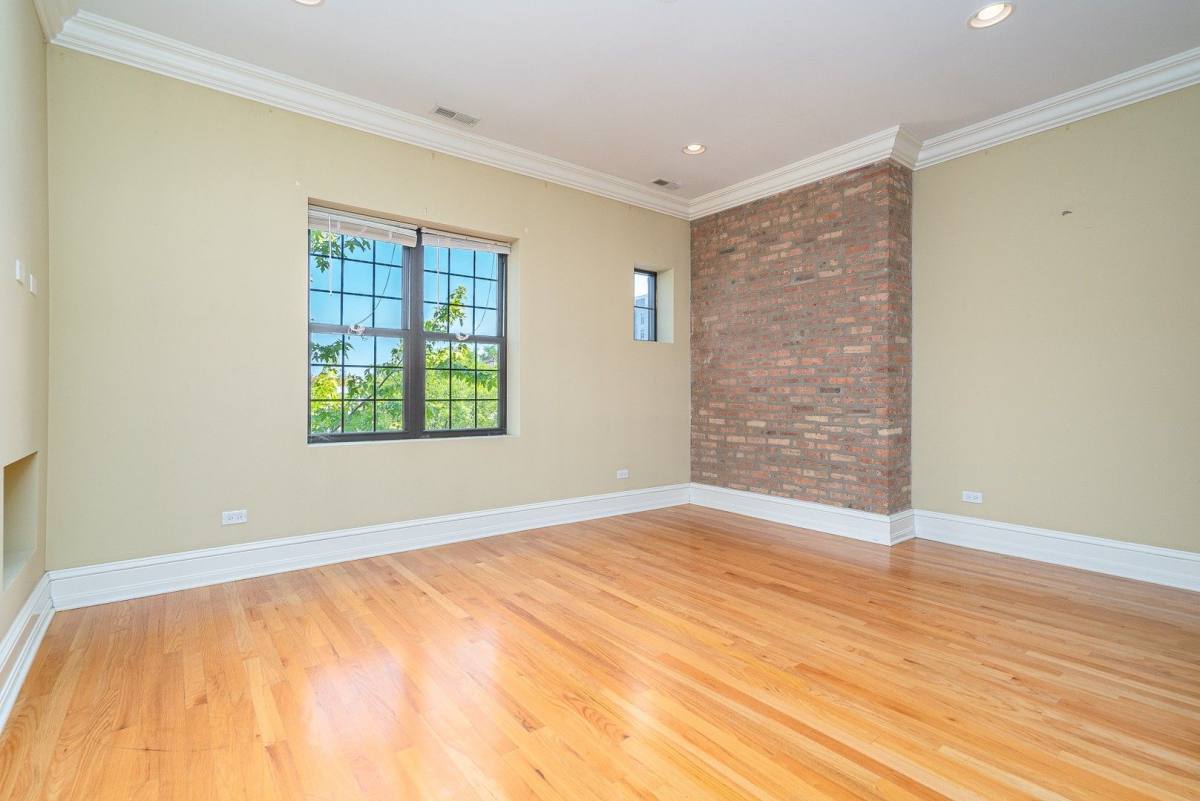 Apartment for rent at 963-973 E 61st St, Chicago, IL 60637