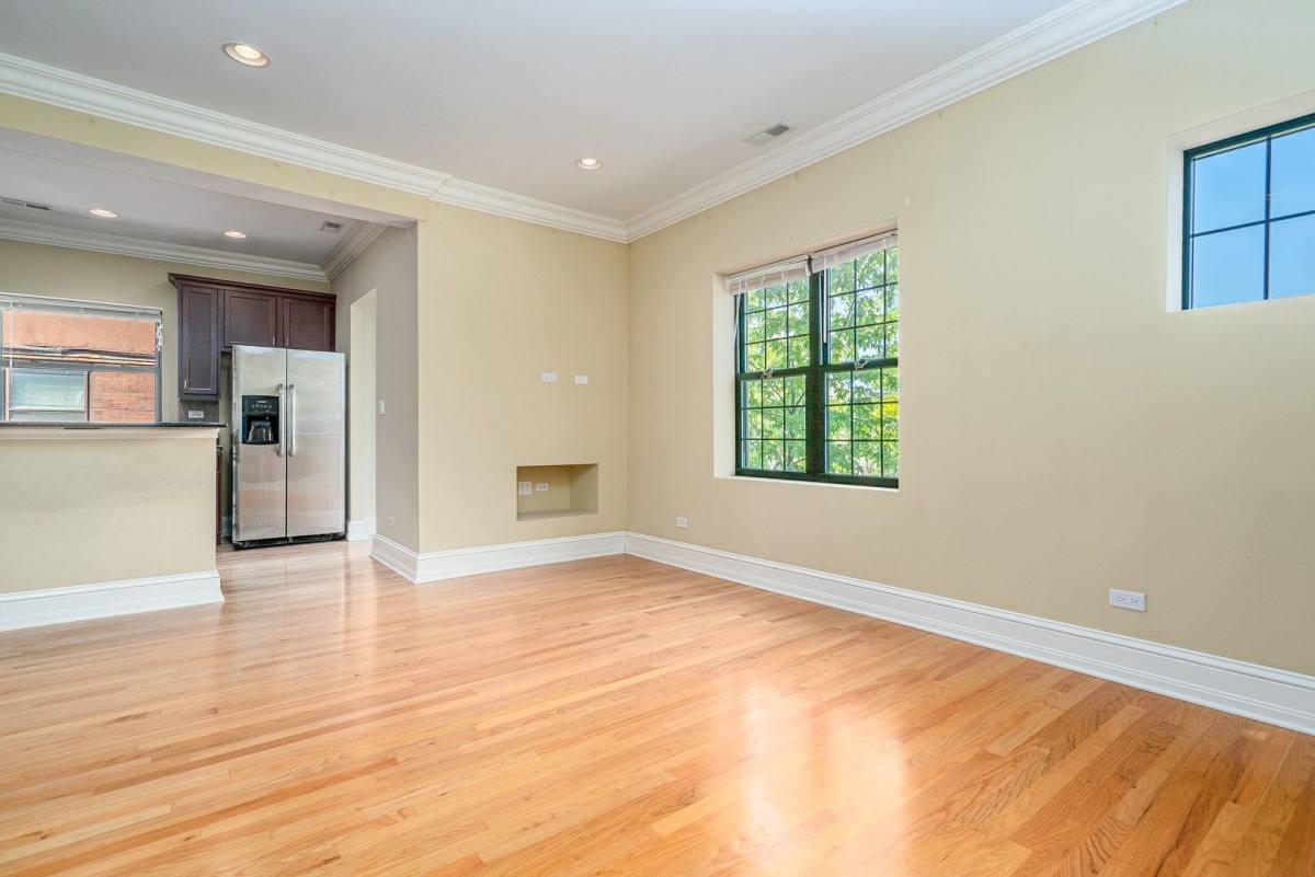 Apartment for rent at 963-973 E 61st St, Chicago, IL 60637
