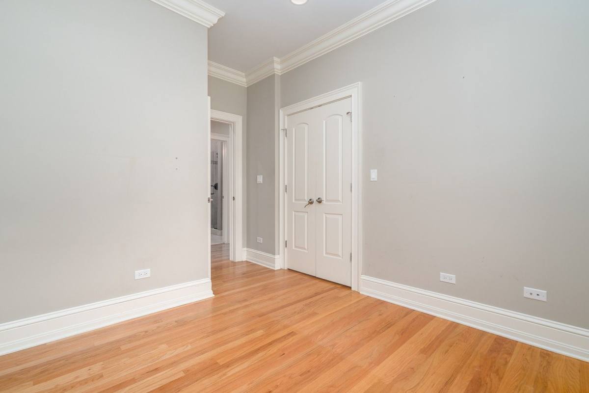 Apartment for rent at 963-973 E 61st St, Chicago, IL 60637