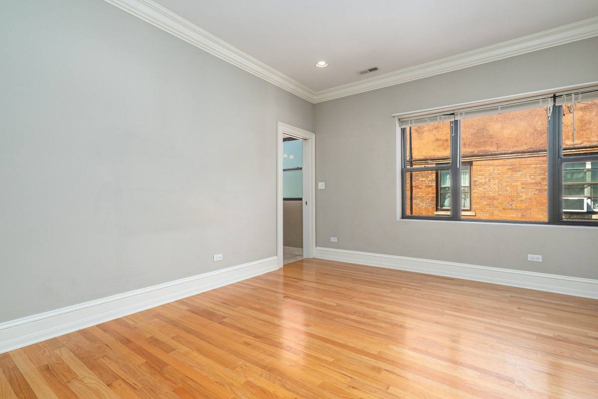 Apartment for rent at 963-973 E 61st St, Chicago, IL 60637