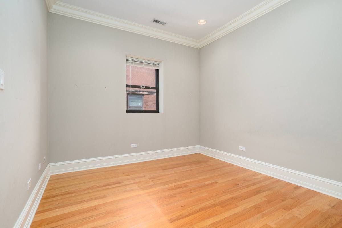 Apartment for rent at 963-973 E 61st St, Chicago, IL 60637