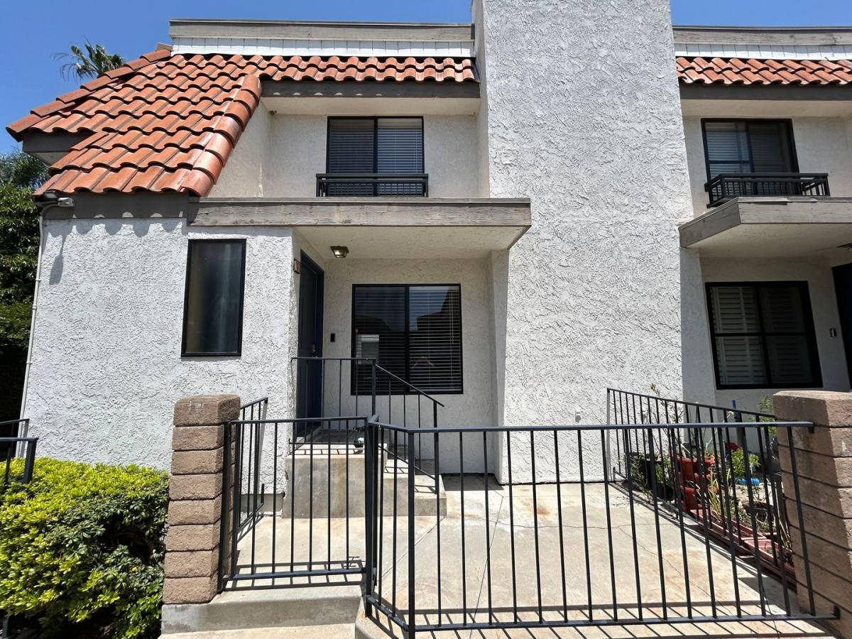 Townhouse for rent at 2202 N Broadway, Santa Ana, CA 92706