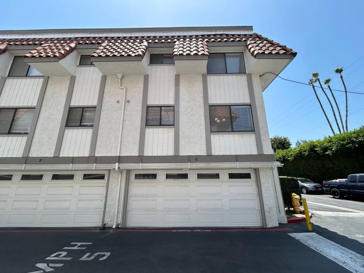 Townhouse for rent at 2202 N Broadway, Santa Ana, CA 92706