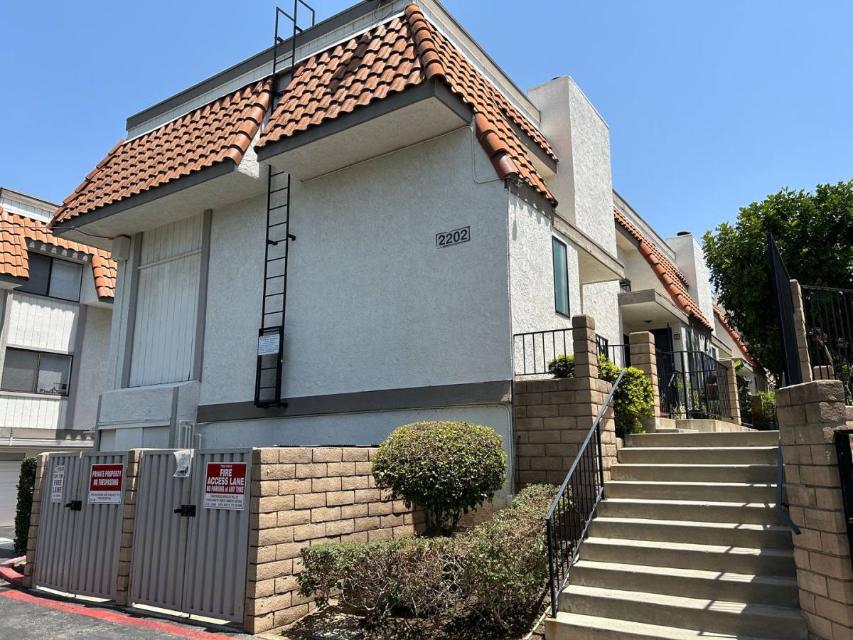 Townhouse for rent at 2202 N Broadway, Santa Ana, CA 92706