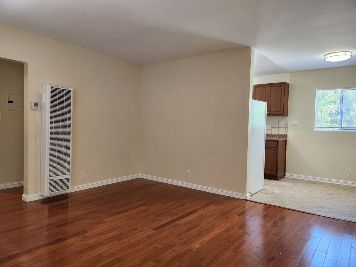 Apartment for rent at 654 N Commonwealth, Los Angeles, CA 90004