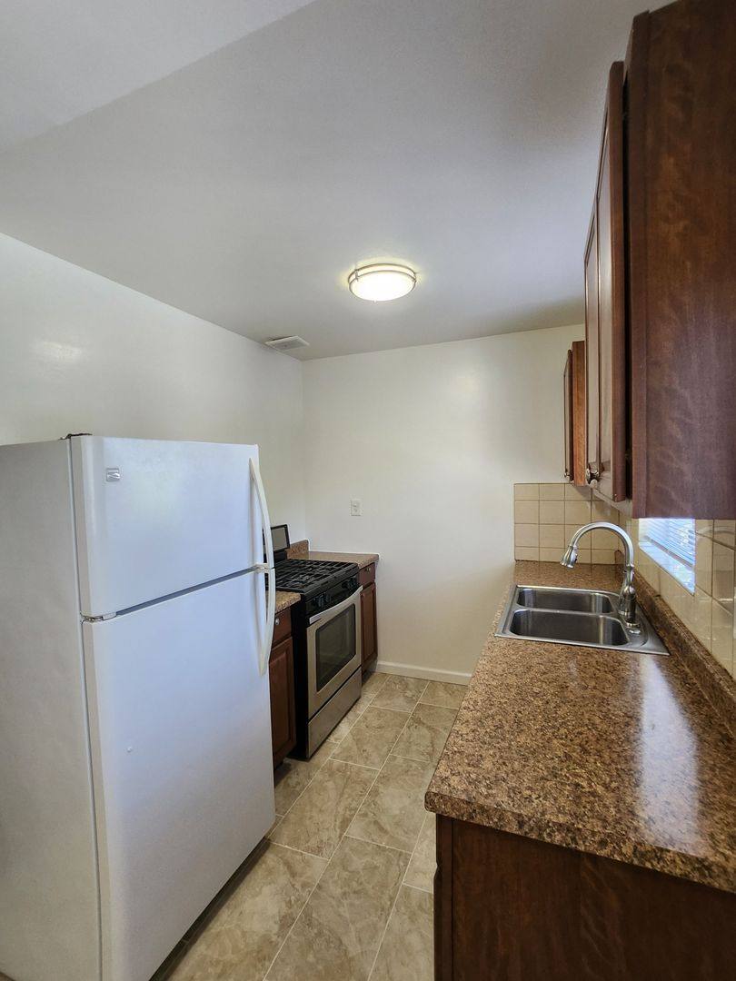 Apartment for rent at 654 N Commonwealth, Los Angeles, CA 90004