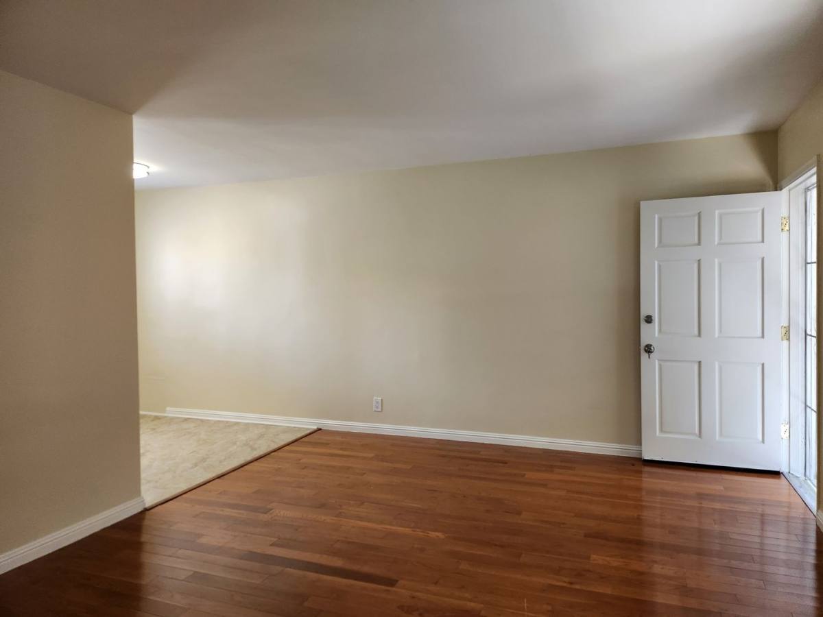 Apartment for rent at 654 N Commonwealth, Los Angeles, CA 90004