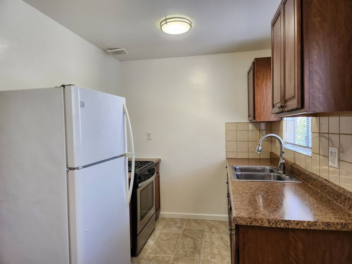 Apartment for rent at 654 N Commonwealth, Los Angeles, CA 90004
