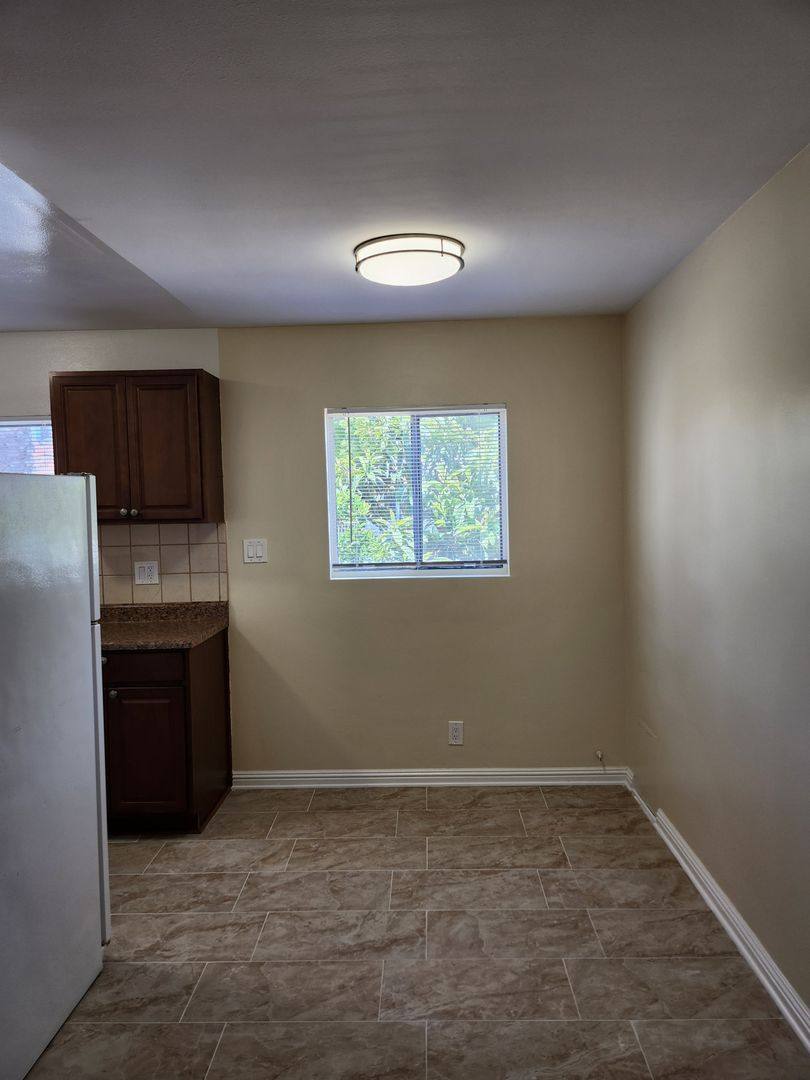 Apartment for rent at 654 N Commonwealth, Los Angeles, CA 90004