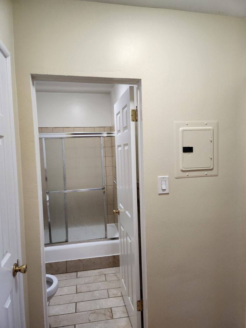 Apartment for rent at 654 N Commonwealth, Los Angeles, CA 90004
