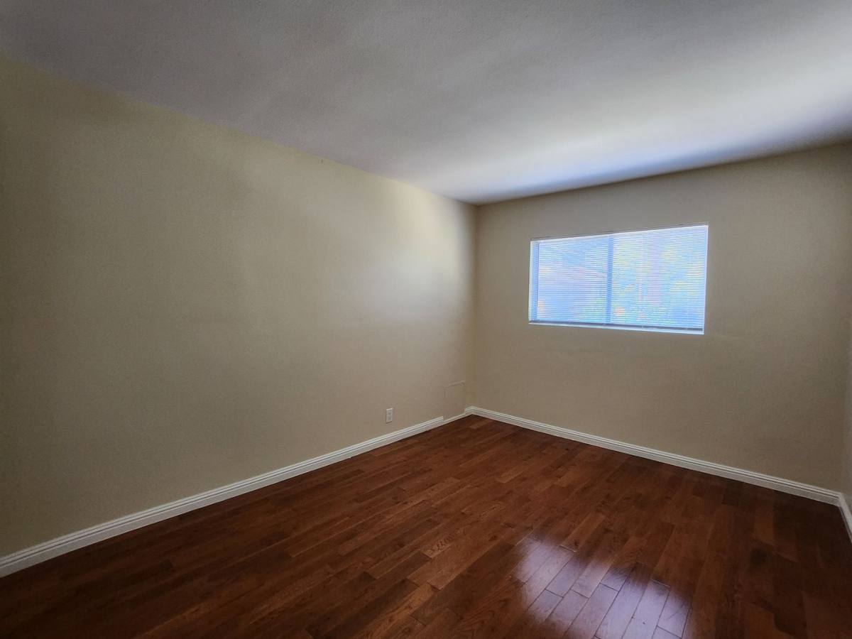Apartment for rent at 654 N Commonwealth, Los Angeles, CA 90004