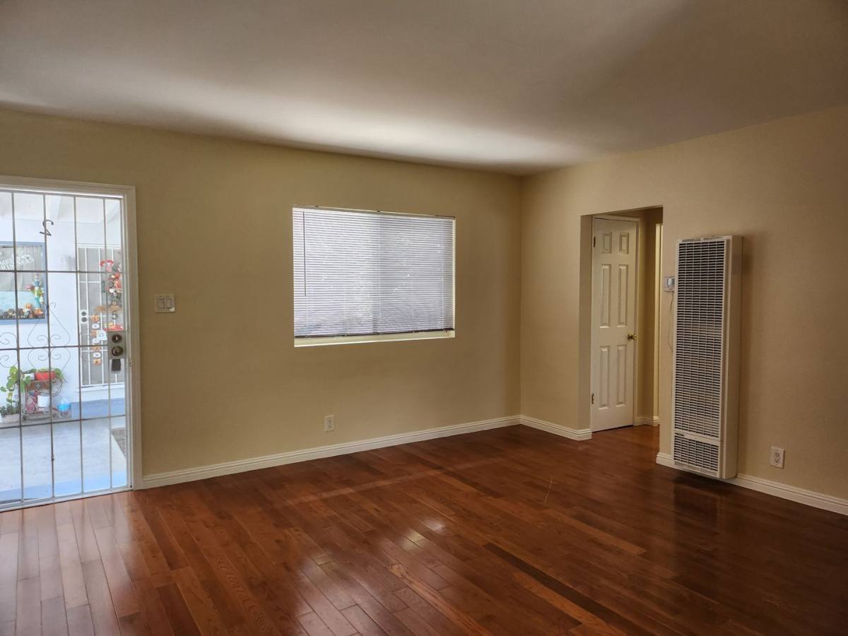 Apartment for rent at 654 N Commonwealth, Los Angeles, CA 90004