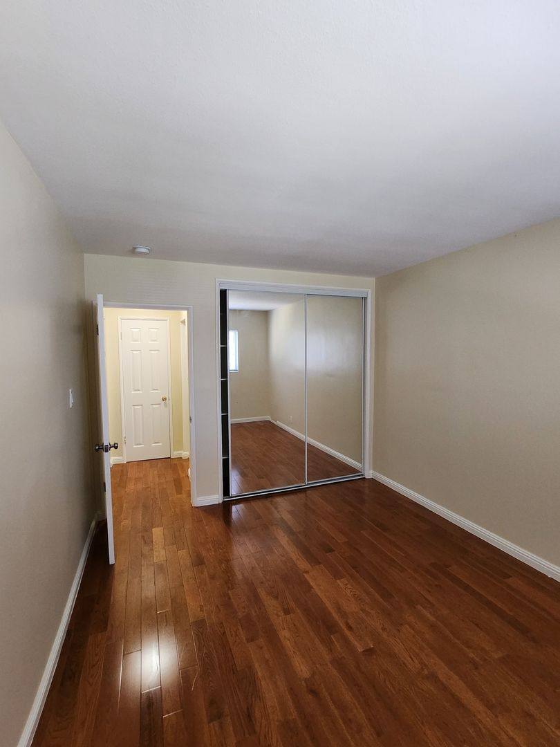 Apartment for rent at 654 N Commonwealth, Los Angeles, CA 90004