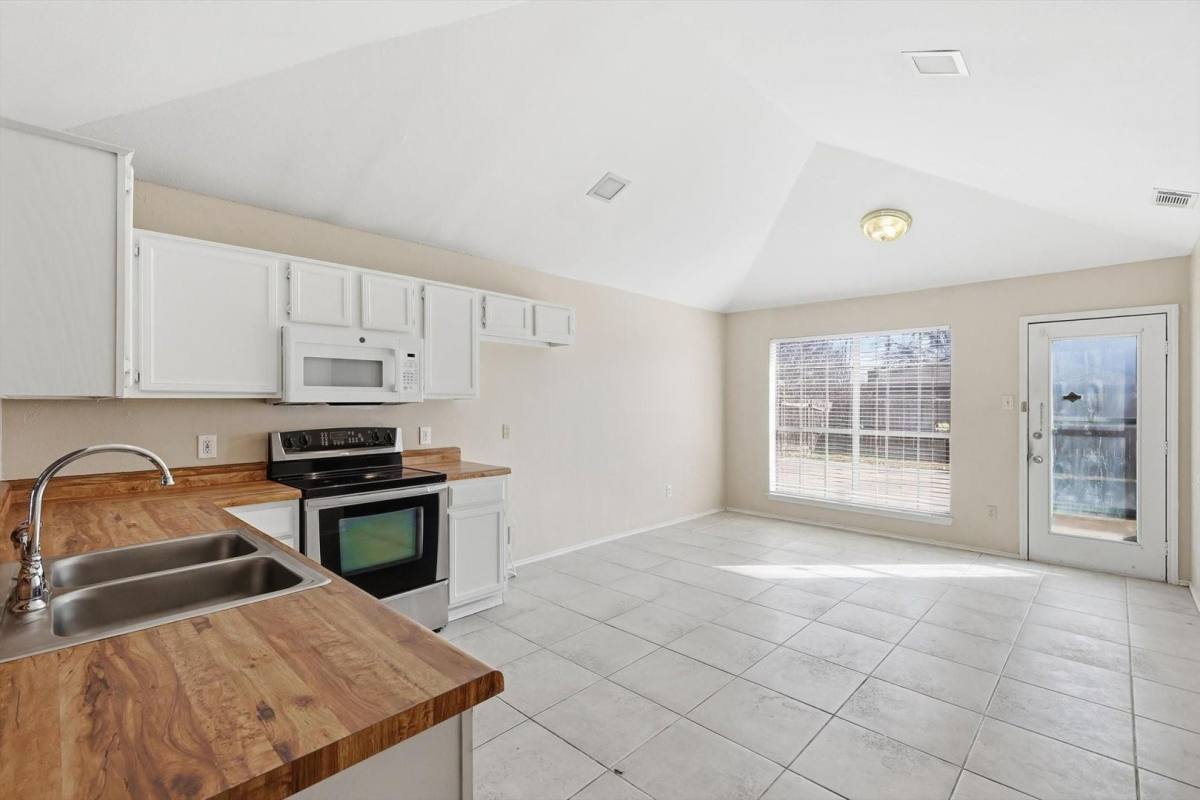 House for rent at 5722 Westchase Dr, North Richland Hills, TX 76180