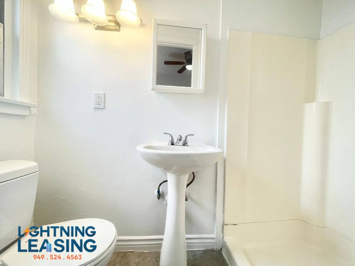 Apartment for rent at 2744 San Marino St #201B, Los Angeles, CA 90006