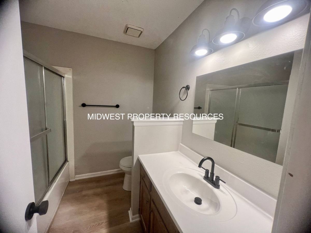 Townhouse for rent at 204 Sky-Vue Dr, Raymore, MO 64083