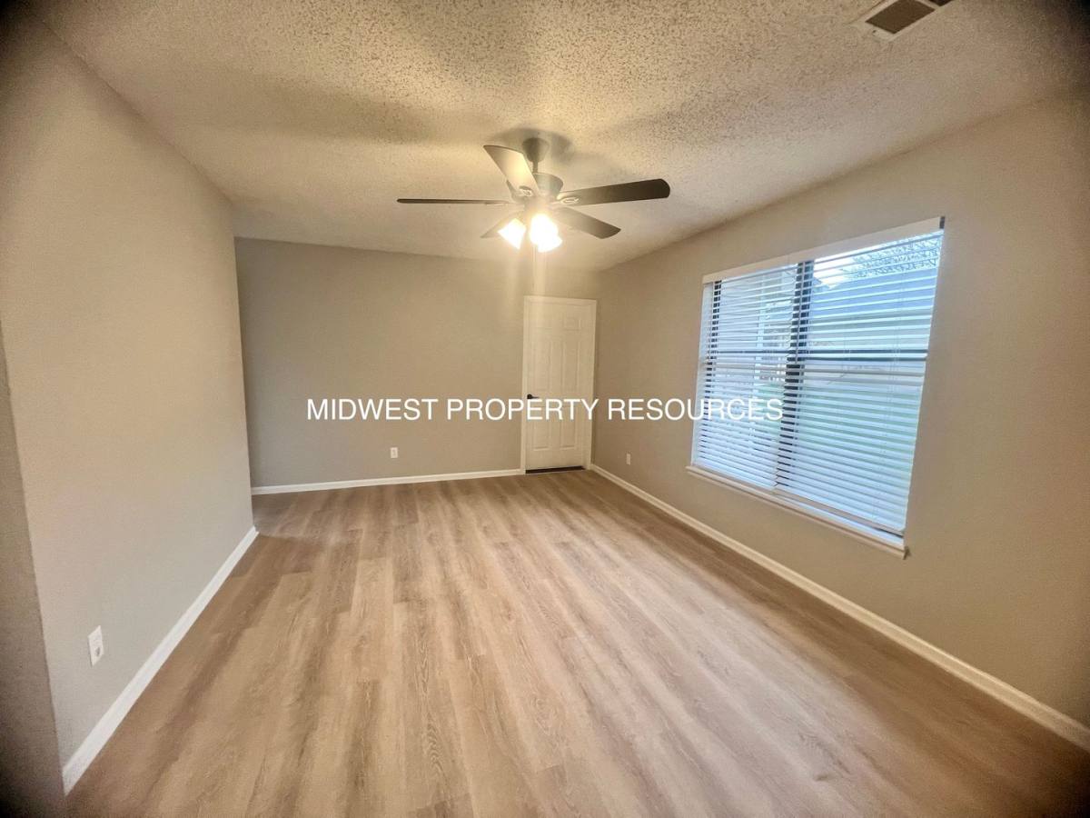 Townhouse for rent at 204 Sky-Vue Dr, Raymore, MO 64083