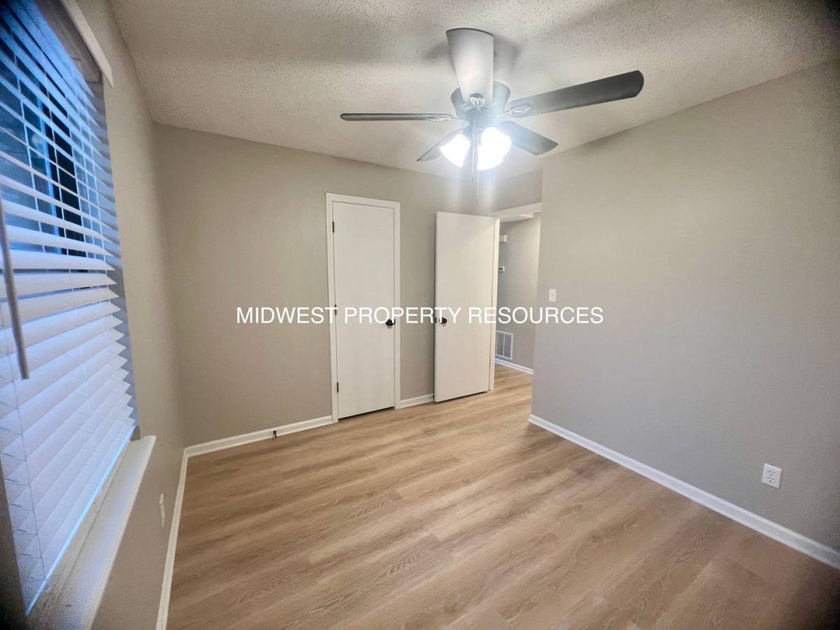Townhouse for rent at 204 Sky-Vue Dr, Raymore, MO 64083