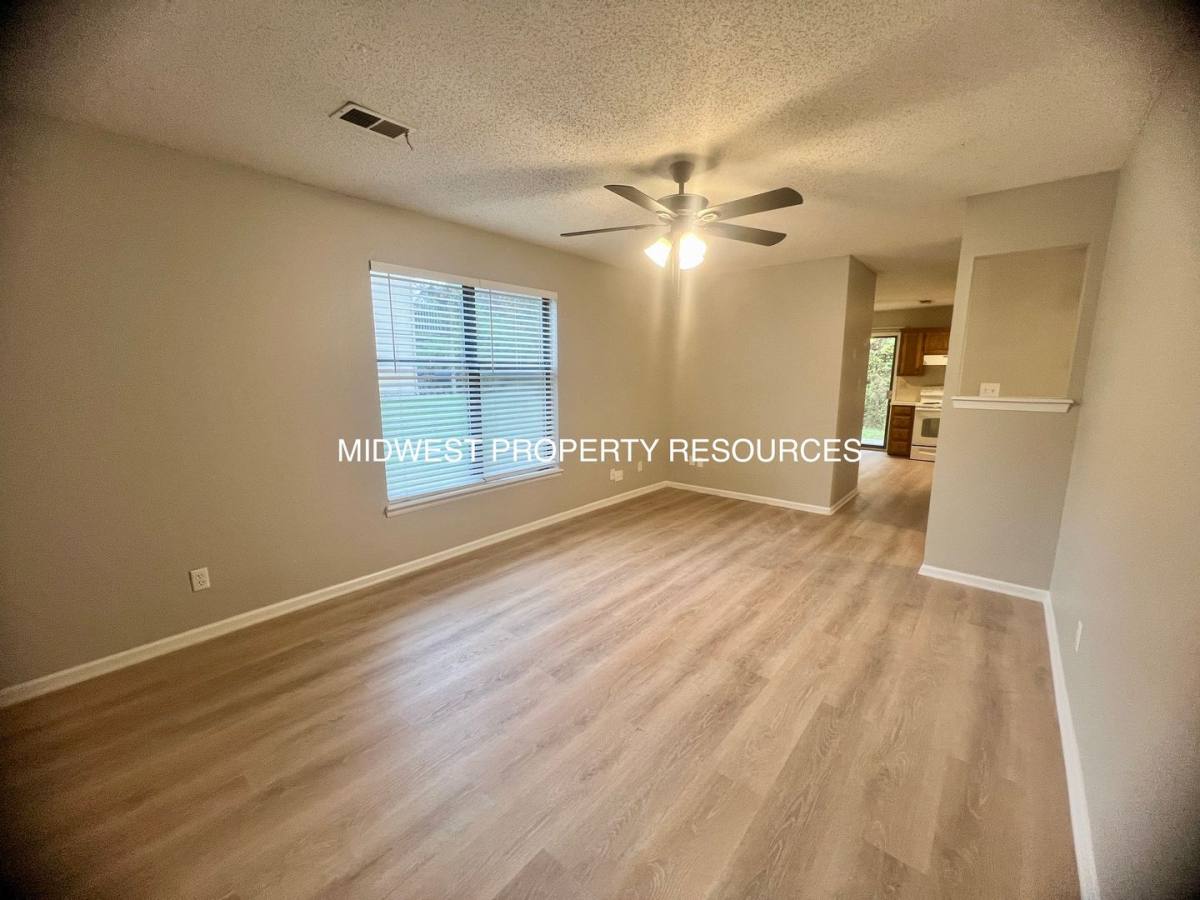 Townhouse for rent at 204 Sky-Vue Dr, Raymore, MO 64083