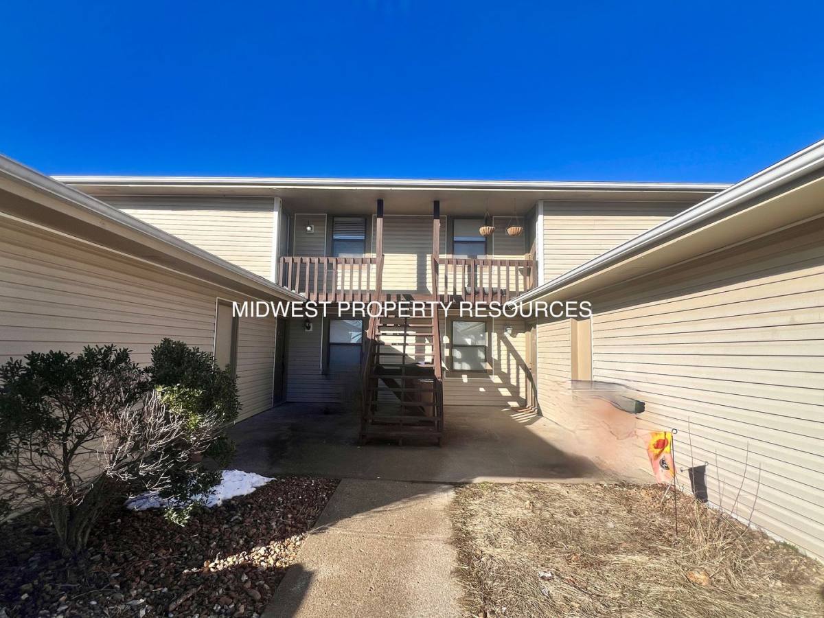 Townhouse for rent at 204 Sky-Vue Dr, Raymore, MO 64083