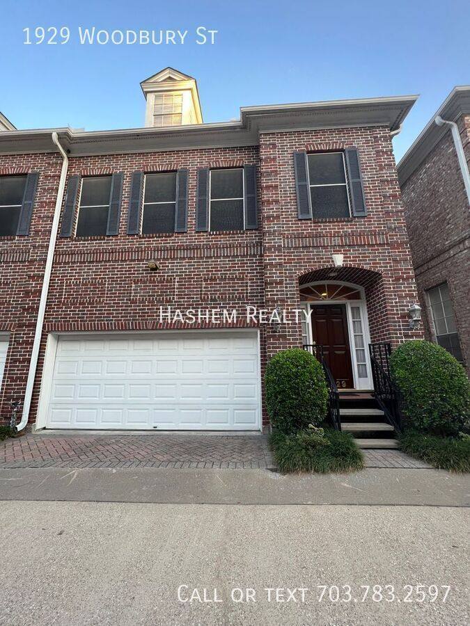 Townhouse for rent at 1929 Woodbury St, Houston, TX 77030