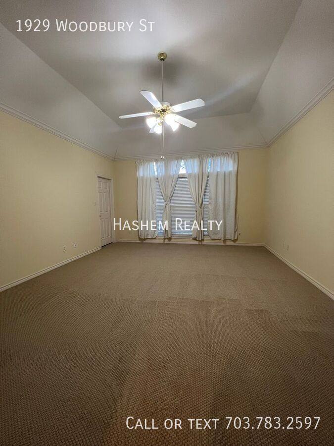 Townhouse for rent at 1929 Woodbury St, Houston, TX 77030