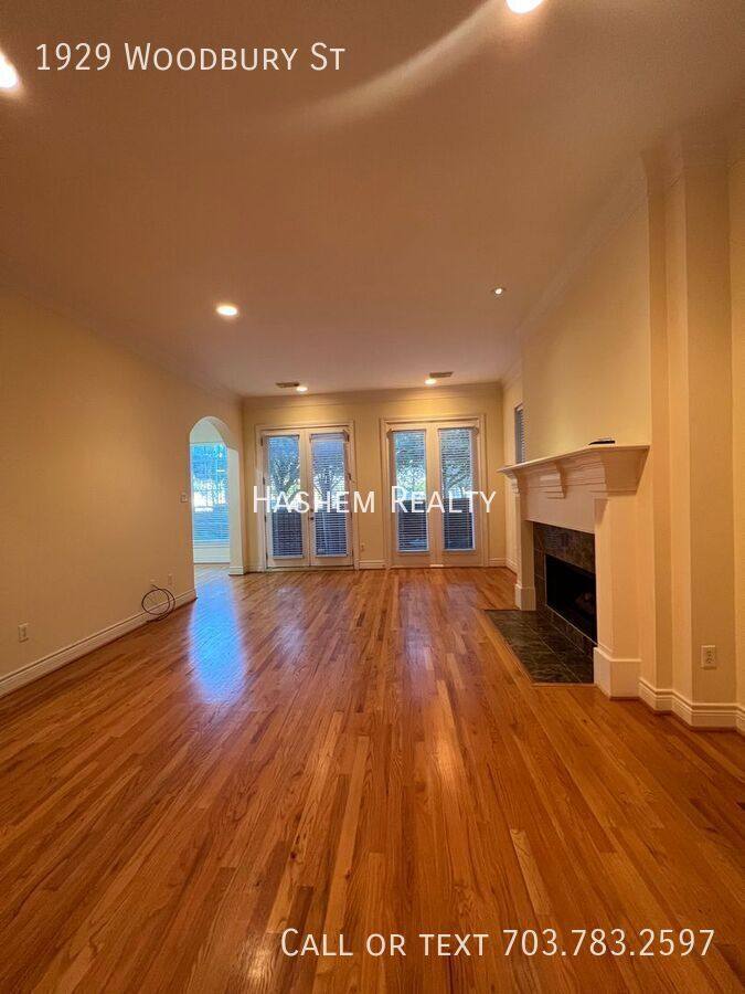 Townhouse for rent at 1929 Woodbury St, Houston, TX 77030