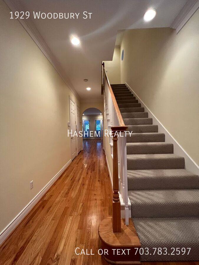 Townhouse for rent at 1929 Woodbury St, Houston, TX 77030