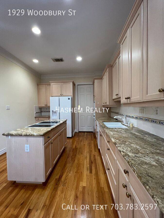 Townhouse for rent at 1929 Woodbury St, Houston, TX 77030