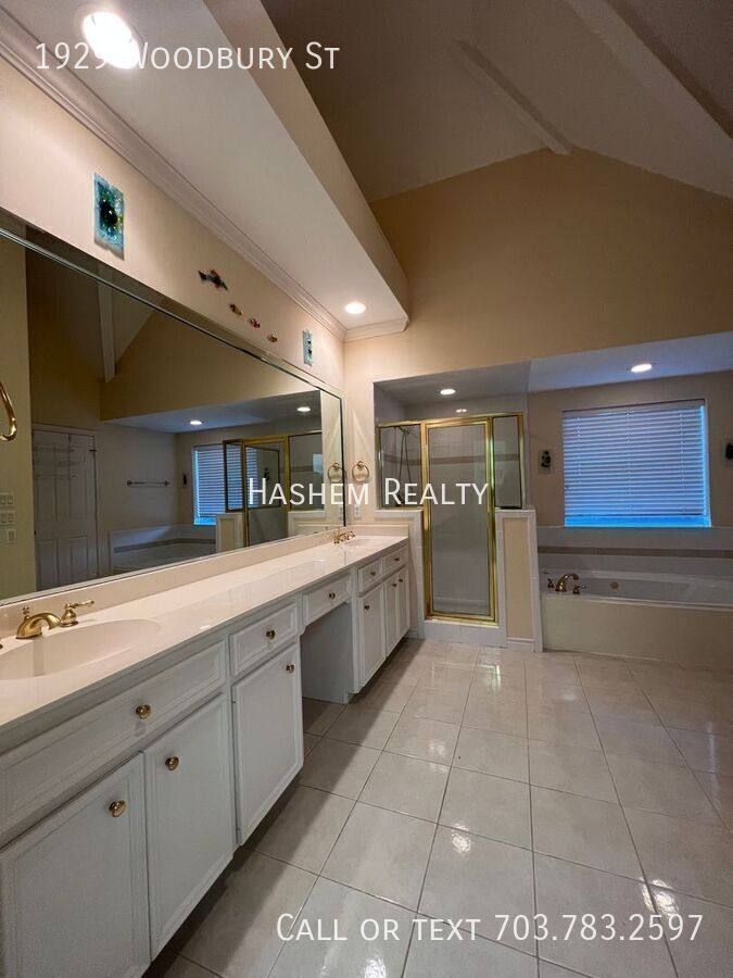 Townhouse for rent at 1929 Woodbury St, Houston, TX 77030