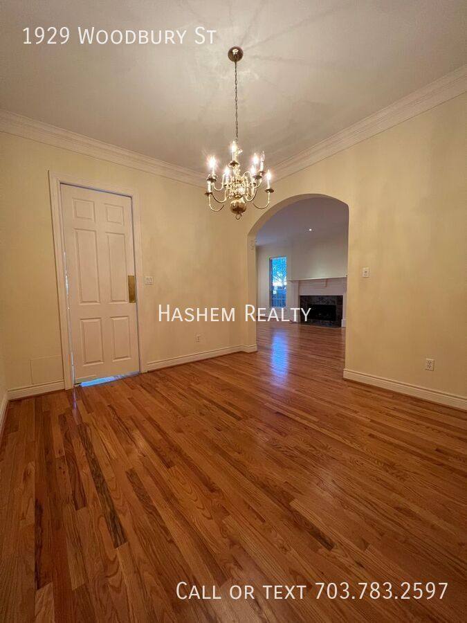 Townhouse for rent at 1929 Woodbury St, Houston, TX 77030