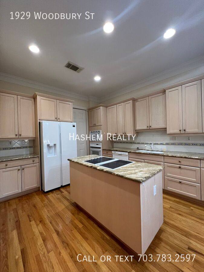 Townhouse for rent at 1929 Woodbury St, Houston, TX 77030
