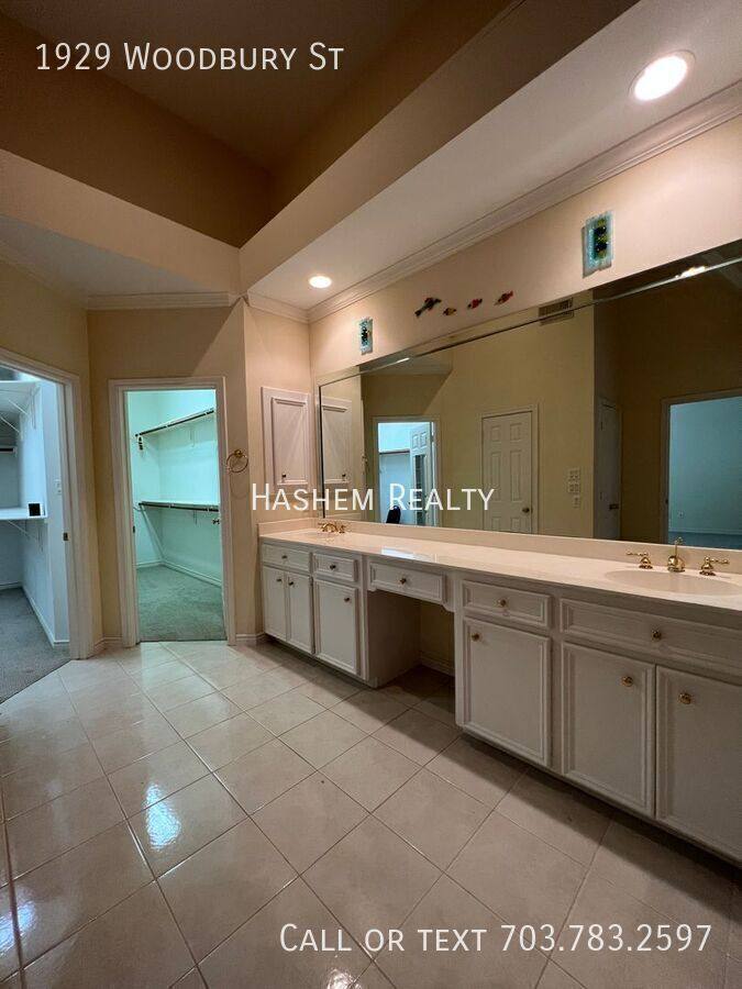 Townhouse for rent at 1929 Woodbury St, Houston, TX 77030