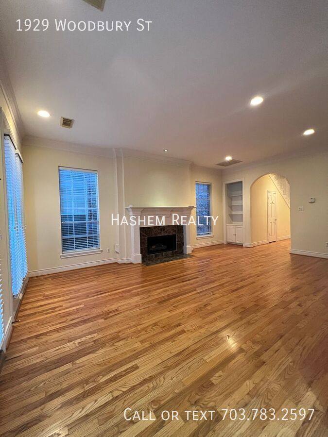 Townhouse for rent at 1929 Woodbury St, Houston, TX 77030