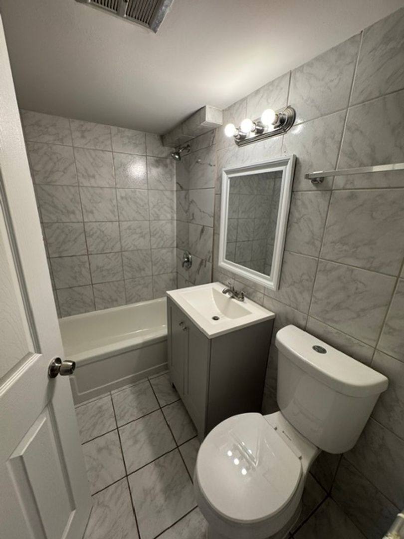 Apartment for rent at 14500 Torrence Ave, Chicago, IL 60633
