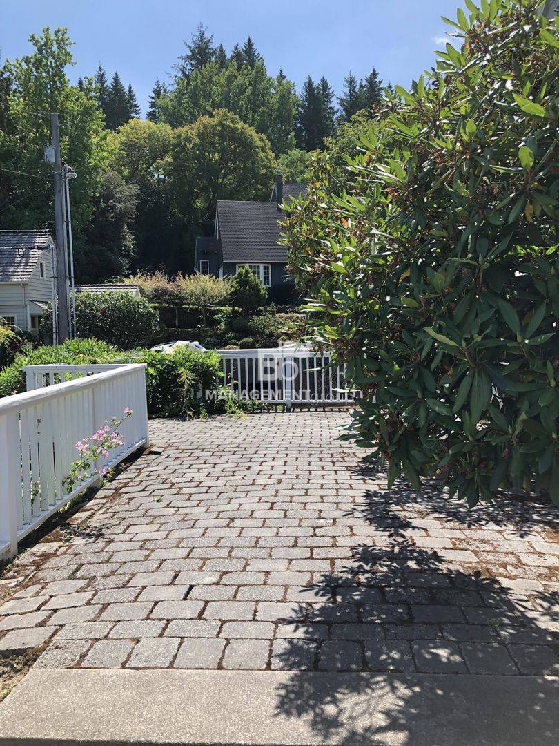 House for rent at 2741 SW Old Orchard Rd, Portland, OR 97201