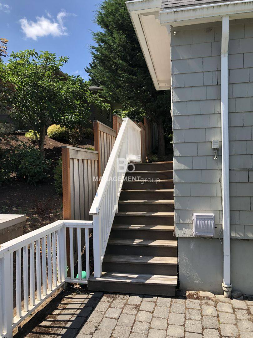 House for rent at 2741 SW Old Orchard Rd, Portland, OR 97201