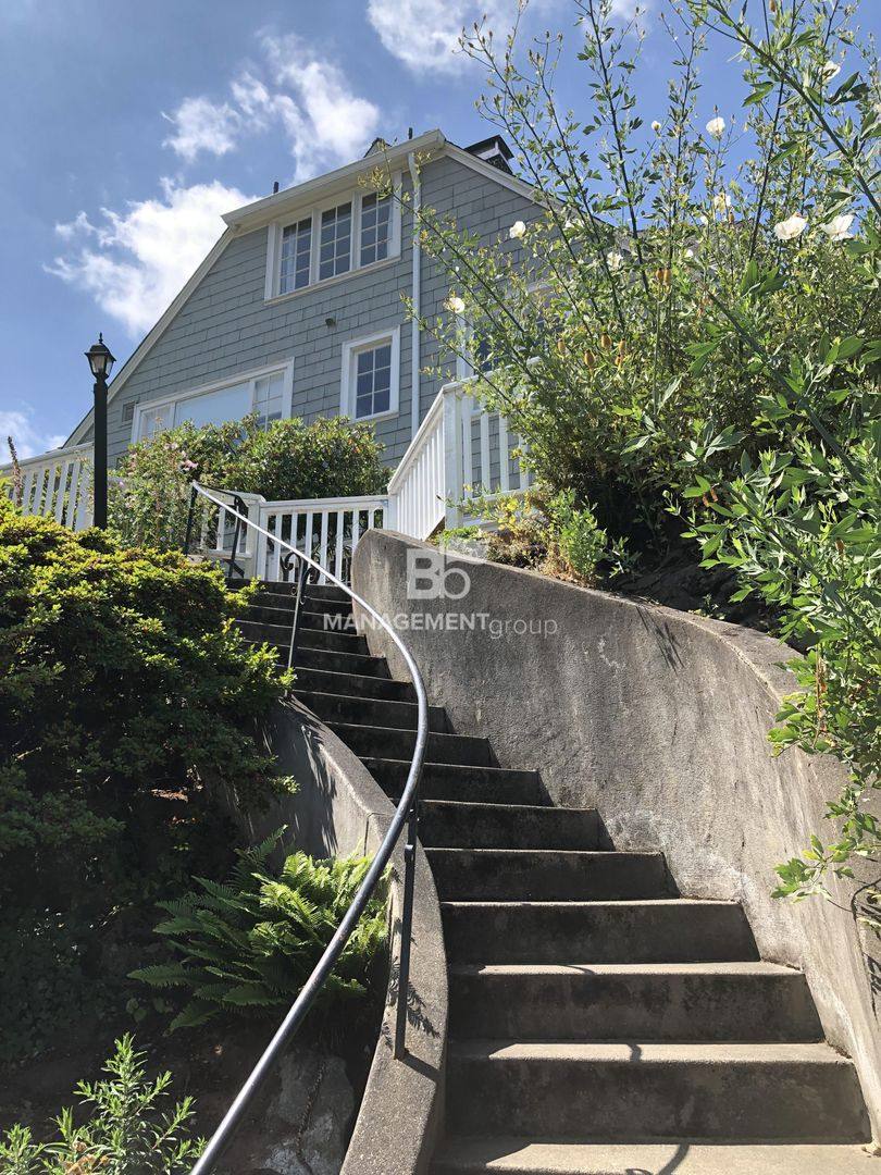 House for rent at 2741 SW Old Orchard Rd, Portland, OR 97201