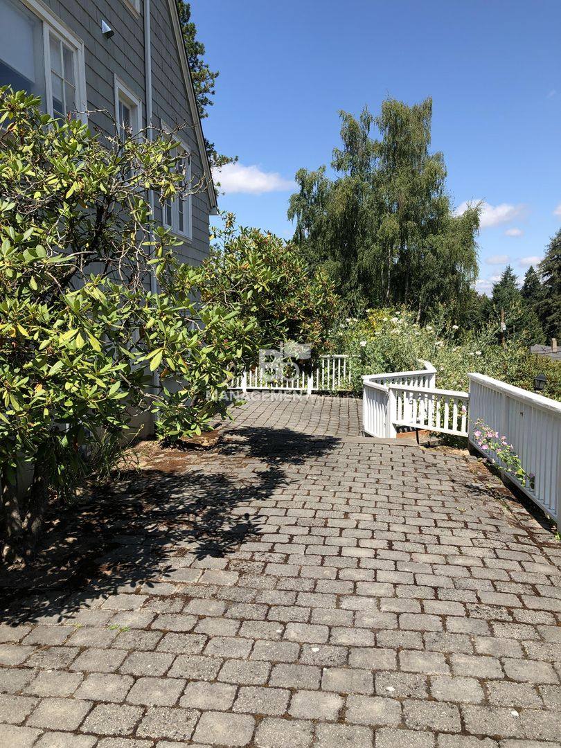 House for rent at 2741 SW Old Orchard Rd, Portland, OR 97201