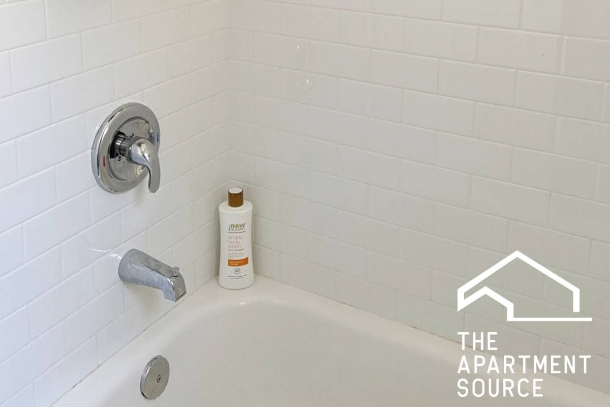 Apartment for rent at 646 W Roscoe St #3N, Chicago, IL 60657